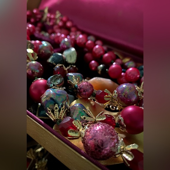 Vintage jewelry lot with Vintage Jewelry Box. - Picture 6 of 16